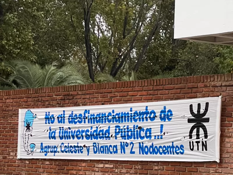 Aparecieron carteles en la UTN acusando al Gobierno Nacional de desfinanciar a las universidades